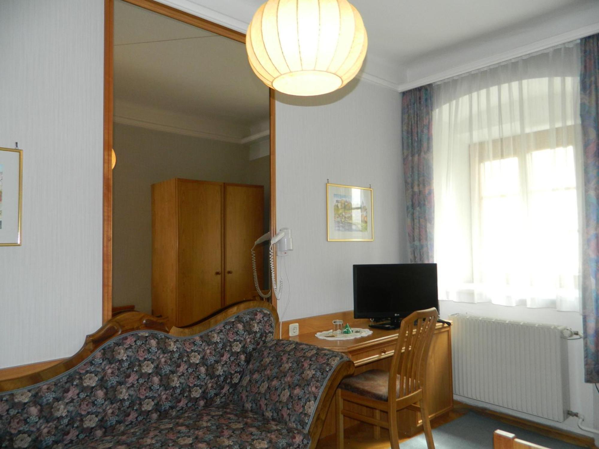 Hotel-Garni Goldenes Kreuz Grein Room photo