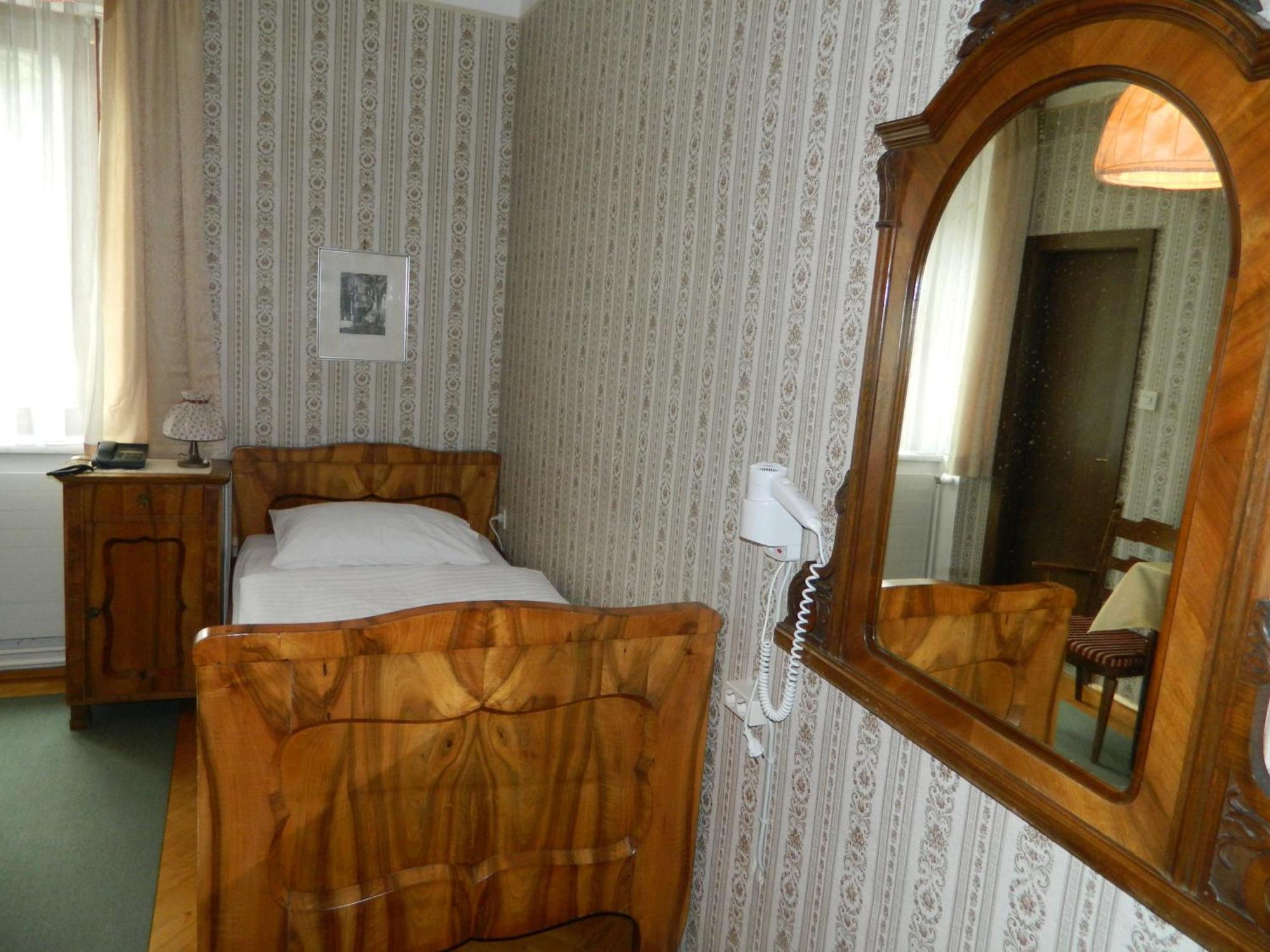 Hotel-Garni Goldenes Kreuz Grein Room photo