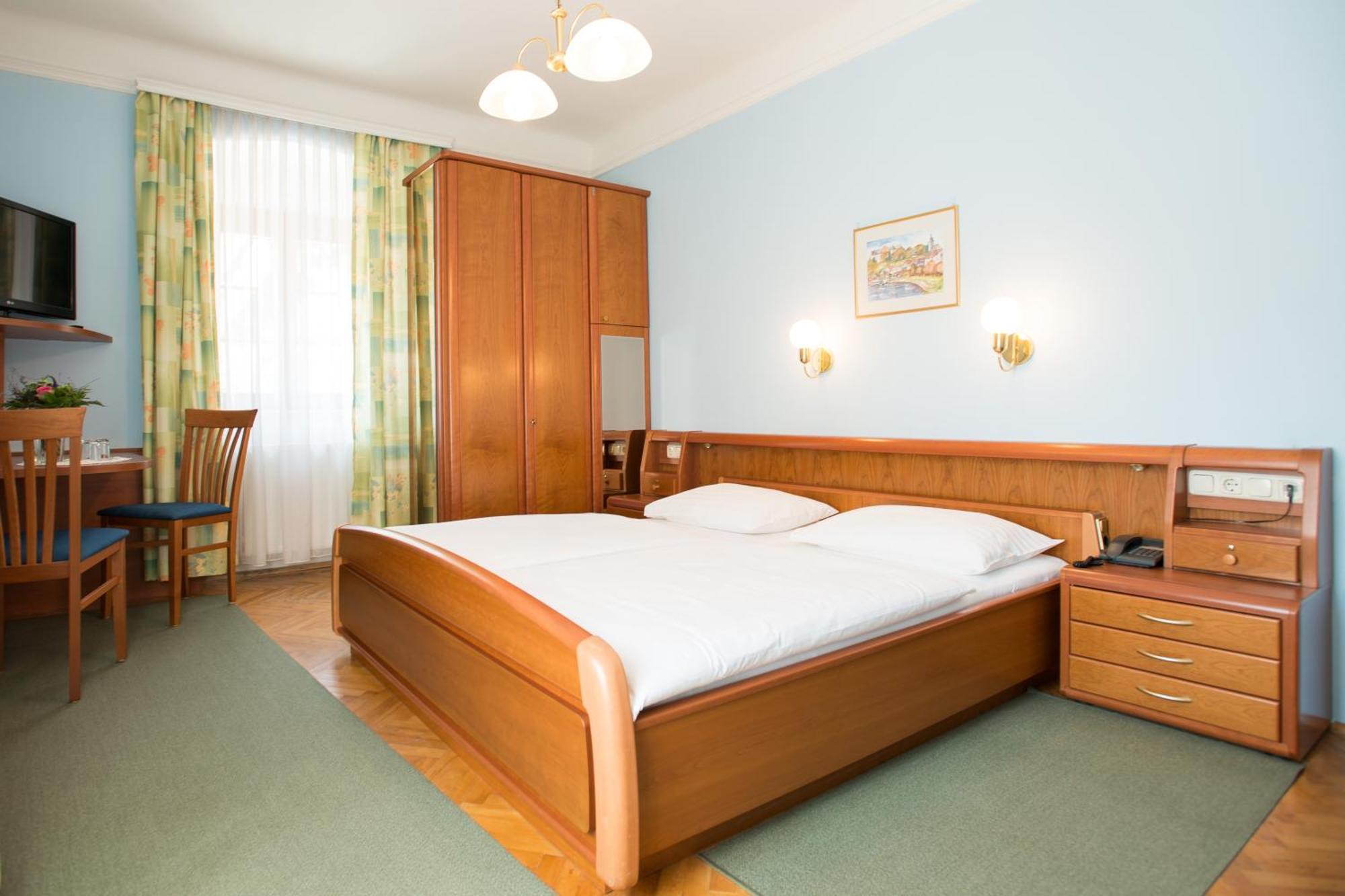 Hotel-Garni Goldenes Kreuz Grein Room photo