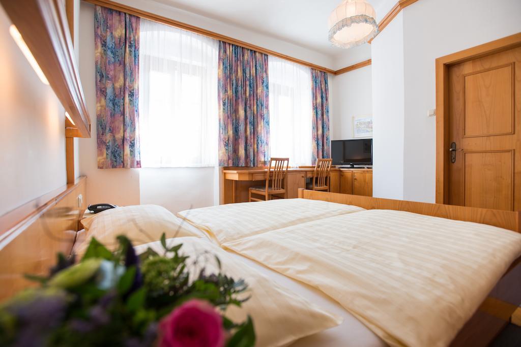 Hotel-Garni Goldenes Kreuz Grein Room photo