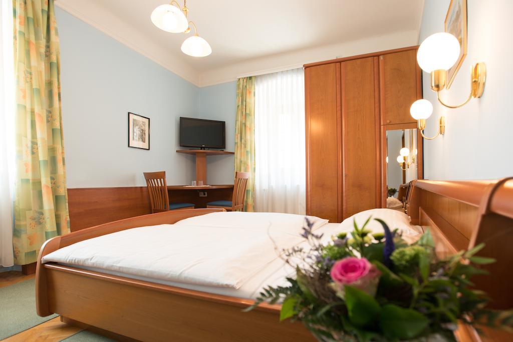 Hotel-Garni Goldenes Kreuz Grein Room photo