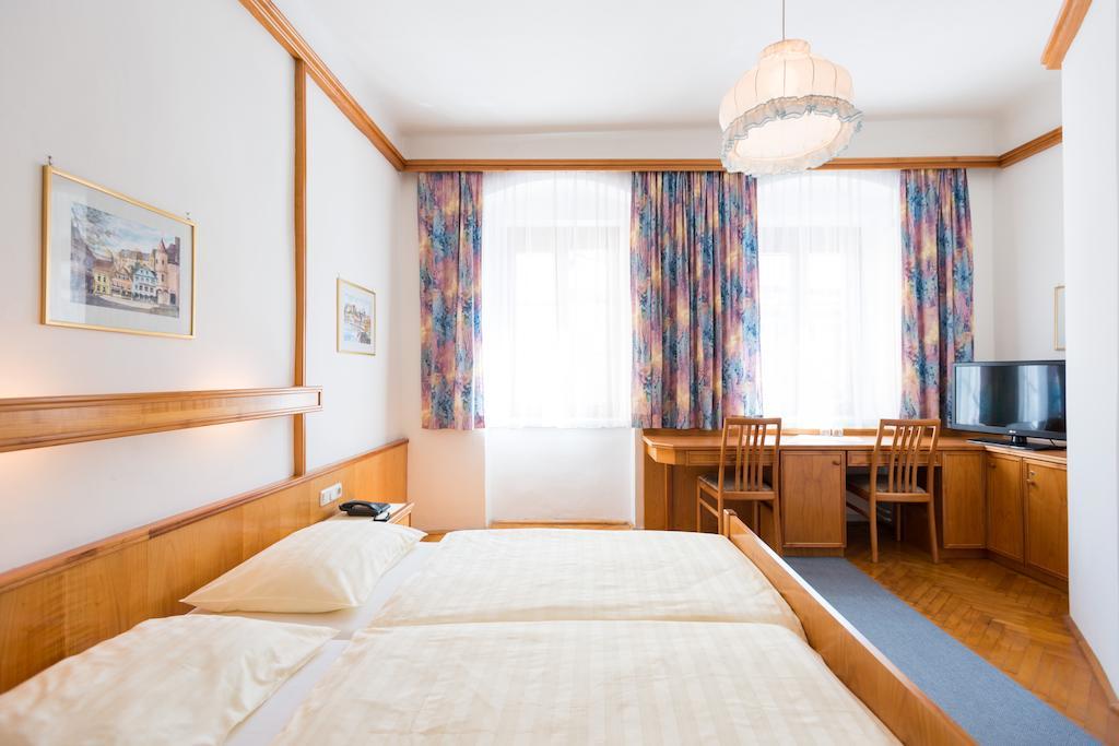 Hotel-Garni Goldenes Kreuz Grein Room photo